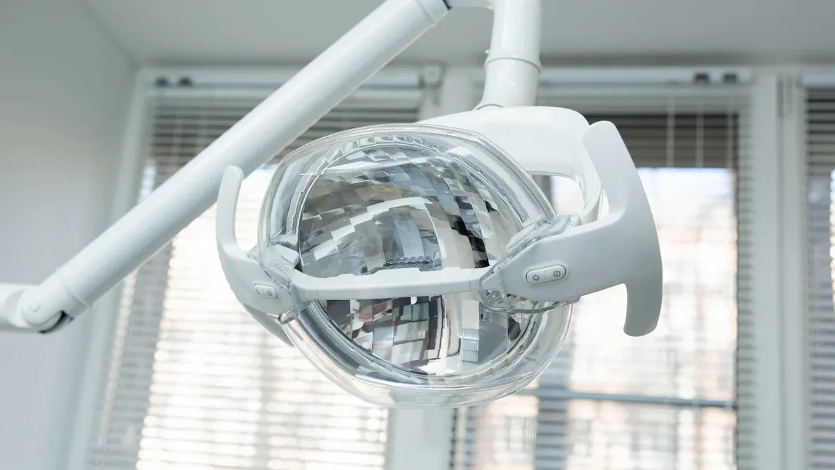 نکات ضروری برای نگهداری و تمیز کردن تجهیزات نورپردازی پزشکی